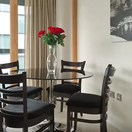 Hanover Dock Apartment *